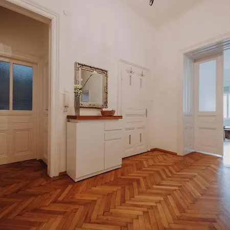 Apartment Karmelita *