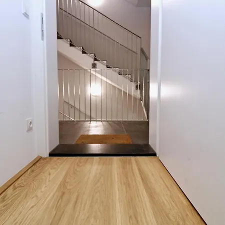 Balcony/pool/free Parking Garage