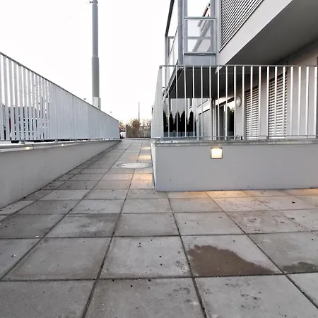 Balcony/pool/free Parking Garage