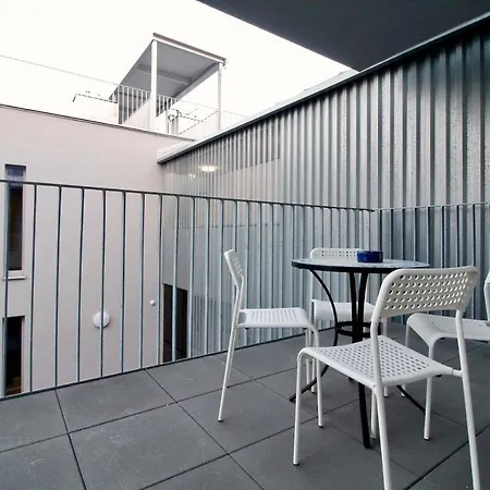 Balcony/pool/free Parking Garage *