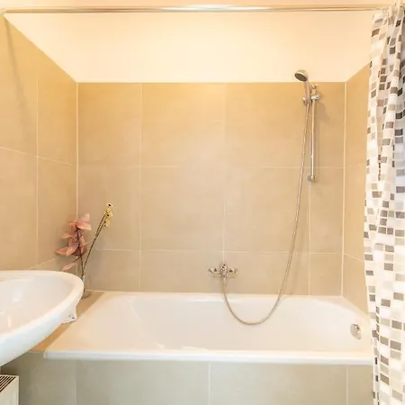 Theresia I Levestate Apartment *