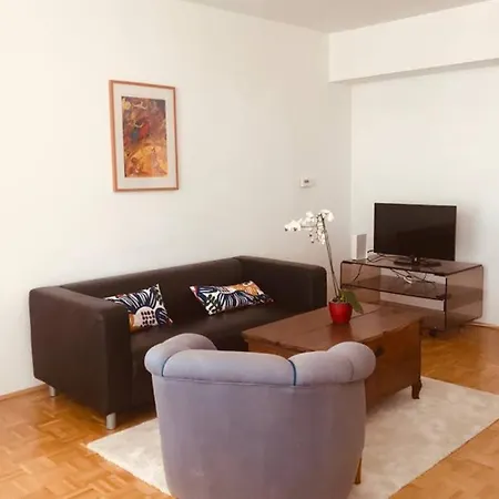 Mitten Im Achten. Zentrale In Wenen