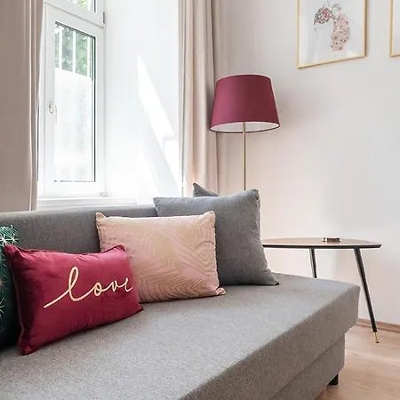 Colorful Facing Courtyard Apartment Vienna