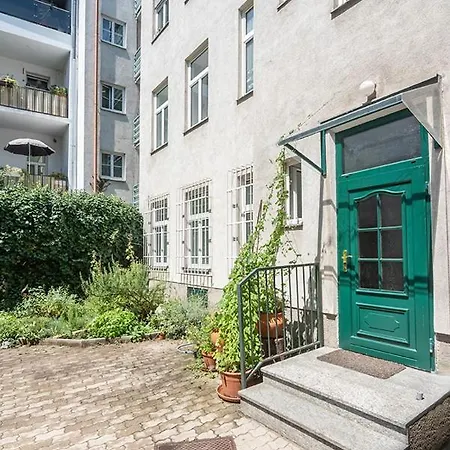Colorful Facing Courtyard Apartment Vienna
