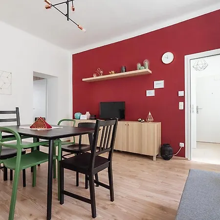 Apartment Colorful Facing Courtyard *