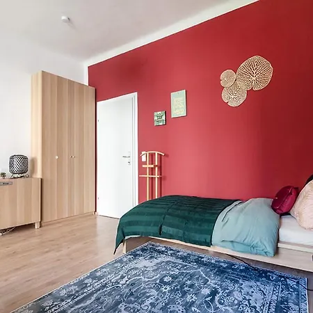 Colorful Facing Courtyard Apartment Vienna