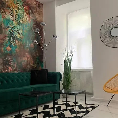 Apartment Cool Center Apt. @ Metro And Shopping Street *