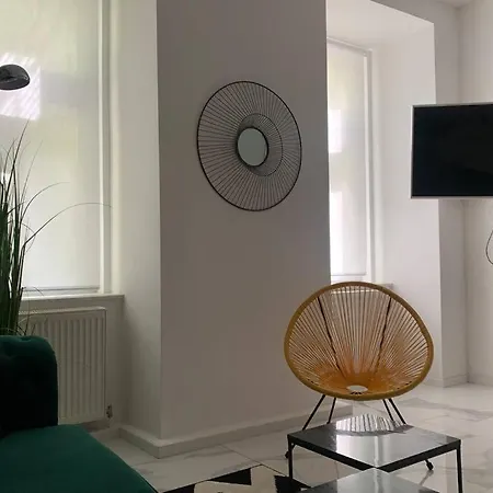 Apartment Cool Center Apt. @ Metro And Shopping Street *