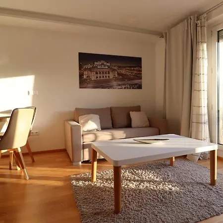 Brilliant View: Balcony Home, Modern, Stylish And Newly Renovated * 维也纳