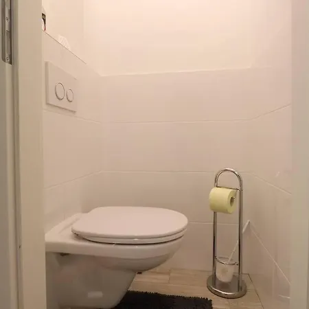 Brilliant View: Balcony Home, Modern, Stylish And Newly Renovated 公寓 *