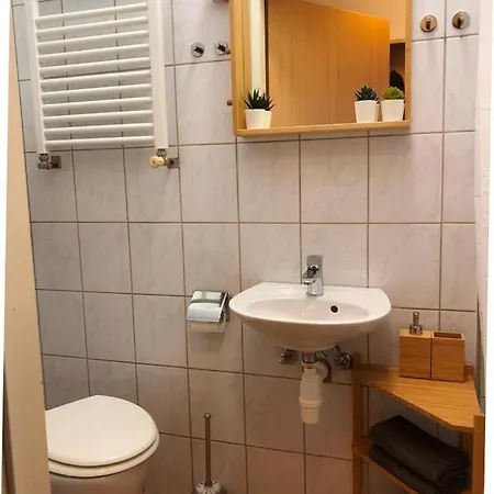 New, Bright Near The Metro! *