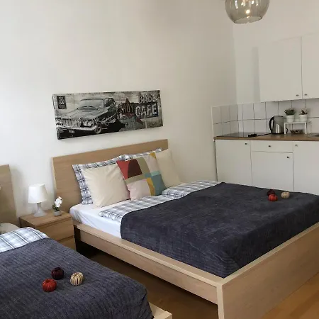 New, Bright Near The Metro! *
