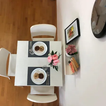 New, Bright Near The Metro! Apartment