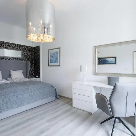 Central And Chic - Next To Metro U1 Apartman