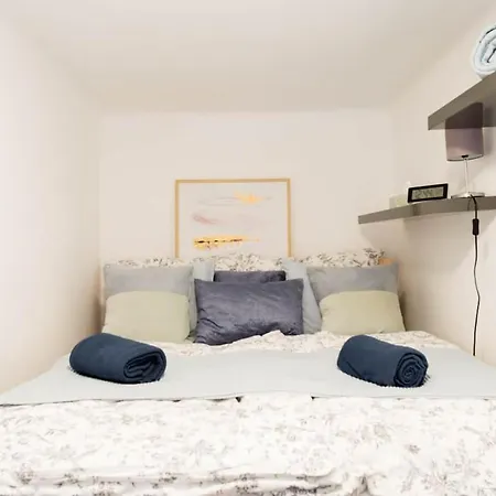 Luxurious And Spacious 5 Min Walk To City Center, 1-2