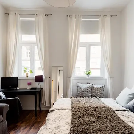 Luxurious And Spacious 5 Min Walk To City Center, 1-2