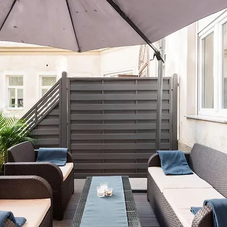 Luxurious And Spacious 5 Min Walk To City Center, 1-2 *