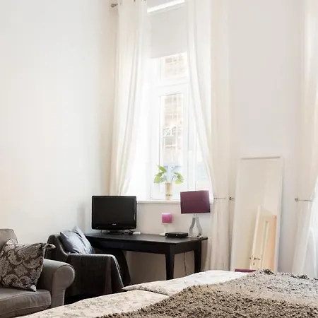 Luxurious And Spacious 5 Min Walk To City Center, 1-2