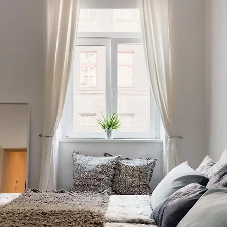 Luxurious And Spacious 5 Min Walk To City Center, 1-2 Appartamento *