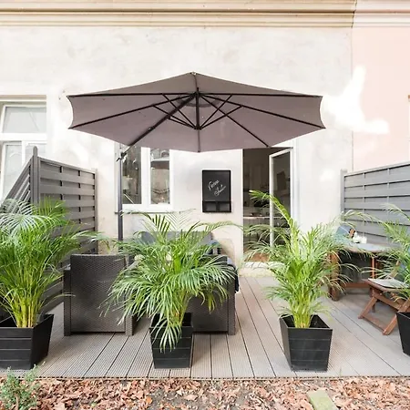 Luxurious And Spacious 5 Min Walk To City Center, 1-2