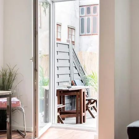 Luxurious And Spacious 5 Min Walk To City Center, 1-2 *