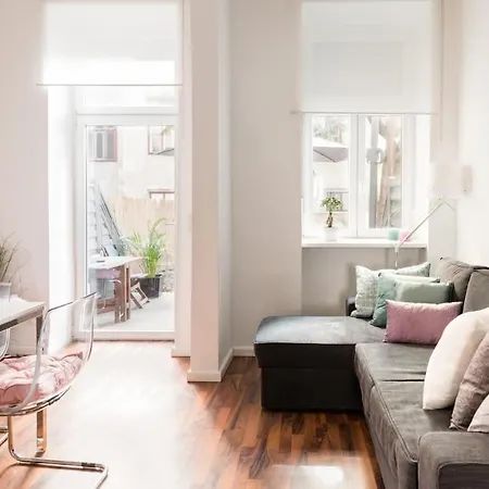 Luxurious And Spacious 5 Min Walk To City Center, 1-2 *