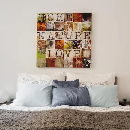 Luxurious And Spacious 5 Min Walk To City Center, 1-2 Appartamento