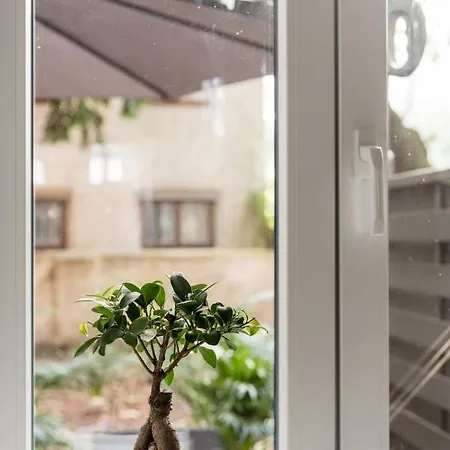 Luxurious And Spacious 5 Min Walk To City Center, 1-2