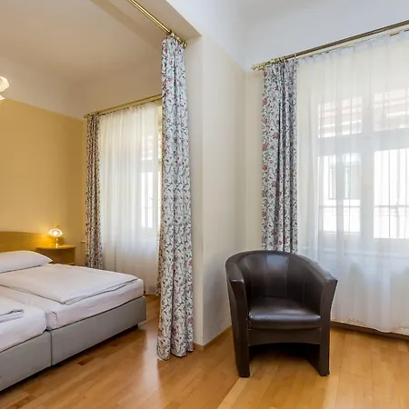 Hotel Graf Stadion 3*