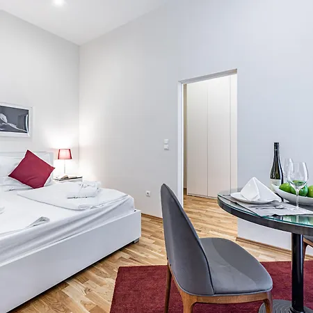 Aparthotel The Levante Rathaus 4*