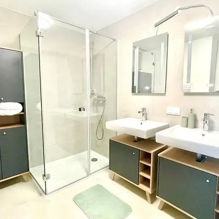 Danube Skyline Executive Apartamento *