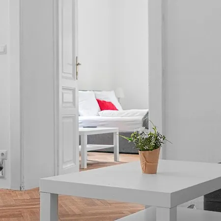 Joyful At Superb Location Near Akh Hospital Viena
