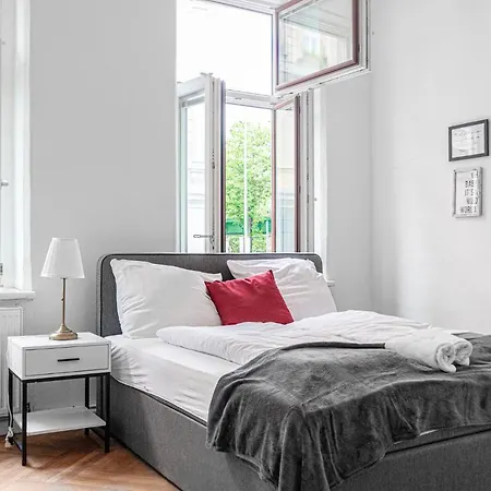 Apartamento Joyful At Superb Location Near Akh Hospital