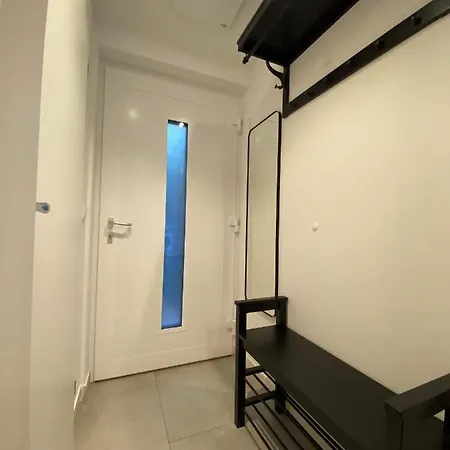 Charming Townhouse Directly By Metro Apartment