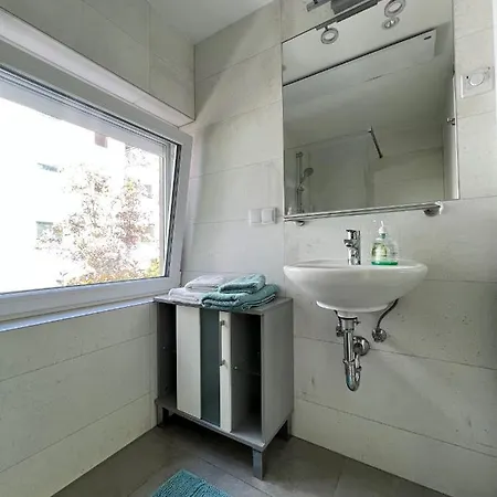 Charming Townhouse Directly By Metro