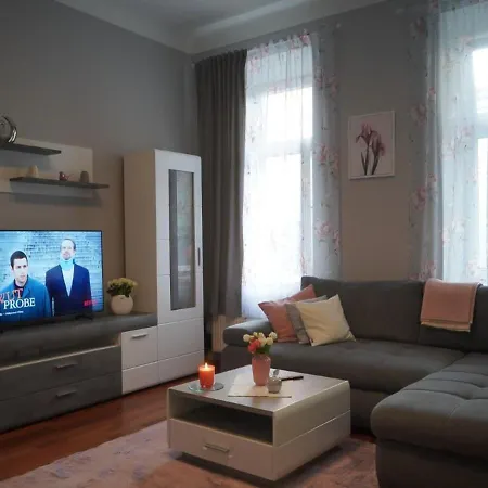 Neu-mobliertes Nahe Zentrum Apartment *
