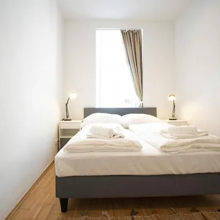 Chic Newly-renovated Steps From Subway In Vienna's Hernals District Apartamento *