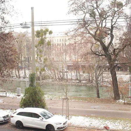 Orestaliving - On The Danube Canal Friedensbruecke Διαμέρισμα