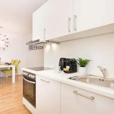 Premium With Balcony! Free Garage Parking Included! Apartament *