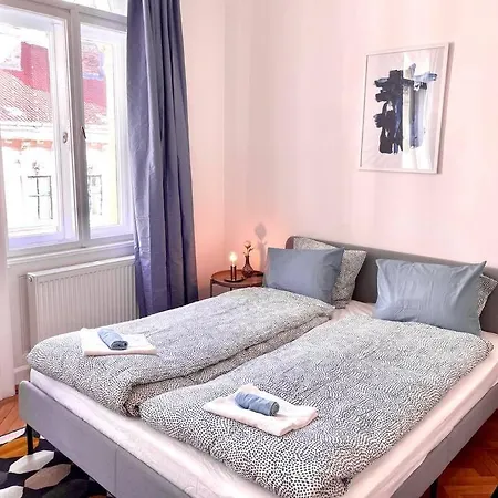 Brand New Spacious & Stylish Aptmt In City-centre Apartment *
