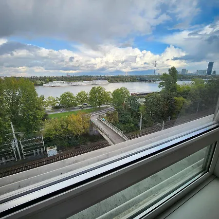Apartment Lovely For 4 On The Danube River - Private Parking