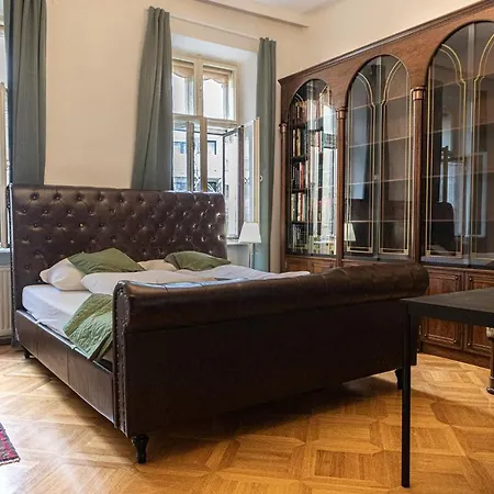 Large 4br Near Karlsplatz Ideal For Big Groups