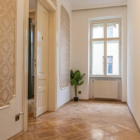 Large 4br Near Karlsplatz Ideal For Big Groups *