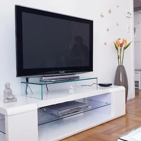 Wonderful 2-bedroom Belvedere Apartment *