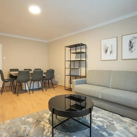 Stephansplatz View: Spacious 2-bedroom With Balcony