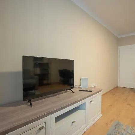 Apartment Stephansplatz View: Spacious 2-bedroom With Balcony