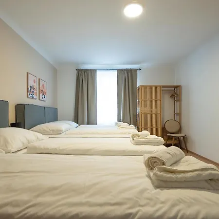 Apartment Stephansplatz View: Spacious 2-bedroom With Balcony