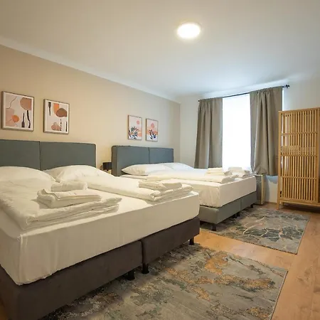Stephansplatz View: Spacious 2-bedroom With Balcony *