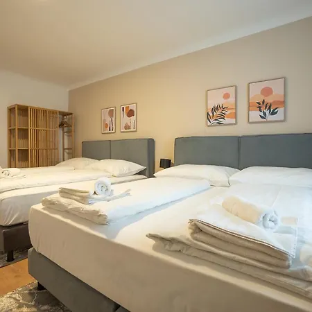 Stephansplatz View: Spacious 2-bedroom With Balcony Apartment *