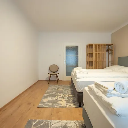 Apartment Stephansplatz View: Spacious 2-bedroom With Balcony